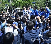 인천대공원 찾아 시민들에게 인사하는 이재명