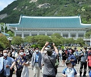 "상상만 하던 곳 왔다"..개방 후 첫 휴일 청와대 북적북적