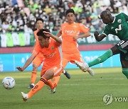 프로축구 전북, 바로우 동점 골로 강원과 비겨 7경기 연속 무패(종합)