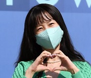 [TEN 포토] 박소현 '노 메이크업이라 마스크 못벗어요'