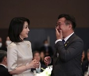 윤호중, 김건희 앞에서 '빵' 터진 이유는.."같은 파평윤씨"