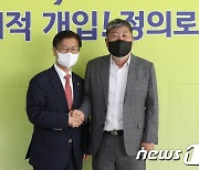 김동명 위원장과 악수하는 이정식 장관