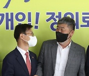 김동명 위원장과 인사하는 이정식 장관