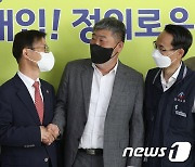 상견례 악수하는 이정식 장관·김동명 위원장