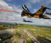 공군 특수비행팀 '블랙이글스' 10년 만에 영국 에어쇼 참가