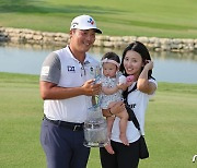 이경훈을 버티게 했던 '가족의 힘'..韓 선수 최초 PGA투어 '타이틀 방어'