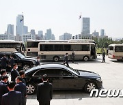 국회의사당 떠나는 尹대통령 차량