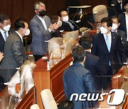 야당 지도부 박수 받는 尹대통령