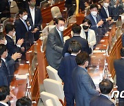 야당 의원들과 인사하는 윤석열 대통령