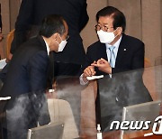 대화 나누는 박병석 국회의장과 추경호 총리 대행