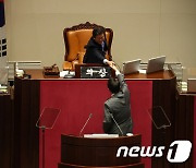 박병석 국회의장과 악수하는 尹대통령