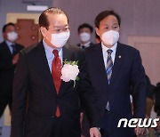 김기웅 차관과 취임식 참석하는 권영세 장관