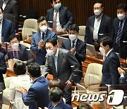 尹대통령, 야당 의원 박수 받으며 입장