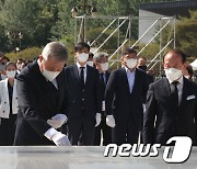 5.18 민주묘지 헌화분향하는 정성택 전남대 총장