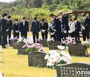 정성택 전남대 총장 등 교직원 5·18 민주묘지 참배