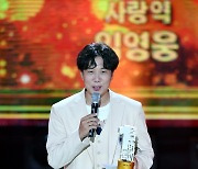 [포토]'더트롯쇼' 도경완, '임영웅씨에게 트로피 잘 전달할게요!'