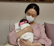 '의사♥' 이정현, 딸바보 다 됐네.."모유수유 몸살 없이 성공적"