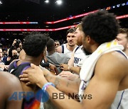 '최대 46점차 허용→감정싸움까지' 홈팬 야유와 함께 퇴장한 1위팀[NBA PO]