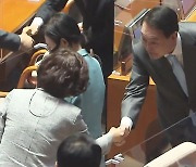 尹, '하늘색 넥타이' 차림 등장.."의회 존중하겠다"