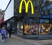 맥도날드도 러시아 사업 접는다.."현지 업체에 매각"