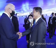 바이든의 카드 '트럼프 NO 문재인 YES?'..文대북특사론