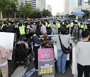 전장연, 용산서 도로 점거 시위..출근길 교통 혼잡
