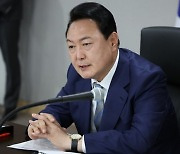 尹, 5·18 기념식서 '임을 위한 행진곡' 제창..특별열차 타고 광주행