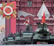 [444호] photo news | 反나치 과시 열병식 푸틴 "우크라 전쟁은 계속" 영부인 격 높인 미국 퍼스트레이디, 우크라行