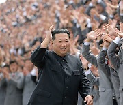 [양욱의 밀리터리 밸런스 <1>] 핵위협을 일상화하는 북한 열병식의 정치학