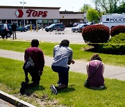 [포토] 미 슈퍼마켓 총기난사..10대 백인 우월주의자가 빚은 참극