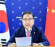 한-중 외교장관 첫 통화 "북한 코로나 인도적 지원 지속 협의"