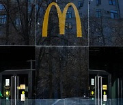'시장경제화 상징' 맥도날드도 러 철수 발표.."현지업체에 매각"