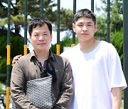 [JB포토] 아버지와 함께 기념 촬영하는 KCC 유현준