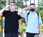 [JB포토] 훈련소 들어가기전 경례하는 DB 김훈과 이용우