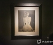 여성 뒤태 사진 한 장 경매가 '159억원'..역대 최고가 찍었다