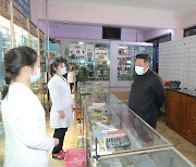 북한 코로나19 의심자 100만 돌파..김정은 "인민군, 의약품 공급에 투입"