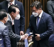 한덕수 인준 논의 미룬 민주당..한동훈 임명 강행, '발목잡기' 비판에 부담 가중