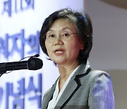'소쿠리 투표 논란' 노정희 선관위원장 퇴임.."사전투표 대응 못해 죄송"