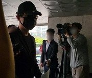 "삶을 포기한 분들, 책임져야"..'루나 코인 폭락' 권도형 집 무단 침입 BJ 경찰 출석