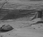 화성에 외계인 출입문 발견?..美 NASA가 찍은 이 사진[우주다방]
