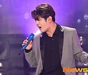 김중연, 혼신의 열창 [포토엔HD]