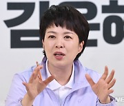 인터뷰하는 김은혜