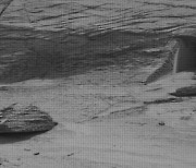 외계인 출입구?..美 NASA 화성 탐사로봇이 찍은 사진 '눈길'