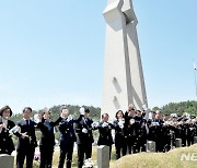 함평 흰나비 518마리, 5·18 민주묘지 하늘 수놓다