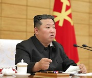 北김정은, 정치국협의회 주재.."약 제때 공급 안돼" 질타