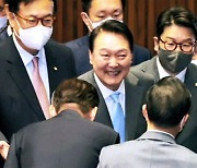 '푸른색' 넥타이 맨 윤 대통령 "초당적 협력"