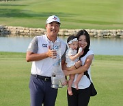 '플루크 아닌 실력', 한국선수 첫 PGA 대회 2연패 역사 넘어 전설들과 함께 하게 된 이경훈
