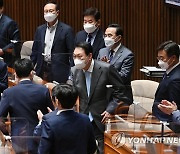 민주당 의원들과 인사하는 윤석열 대통령