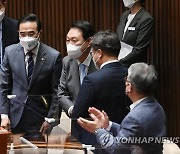 민주당 의원들과 인사하는 윤석열 대통령