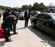 윤대통령 배웅하는 이준석 대표와 권성동 원내대표